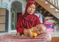 MUHAMMAD Rayqal Rizqi Mohd. Fadir dipangku Siti Zakiah Mamat
di rumah mereka di Kampung Rhu Dua, Rusila, Marang, Terengganu.
– UTUSAN/PUQTRA HAIRRY