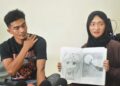 NORASIKIN Hasin dan Muhamad Abdul Hadi Mohd Fauzi menunjukkan lakaran lukisan ditemukan dalam diari anaknya yang didakwa menjadi mangsa buli di kediamannya di Chuping, Padang Besar, Perlis, semalam.