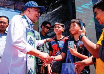 ANWAR Ibrahim semasa majlis pecah tanah Projek Madani Link di Sipitang, Sabah, semalam. – PEJABAT PERDANA MENTERI