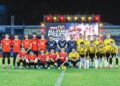PEGAWAI McDonald’s Malaysia bersama pasukan Malaysia All Stars (jersi kuning) dan Mekdi All Stars pada perlawatan amal bagi mengumpul dana di Stadium Merdeka, kelmarin. – MINGGUAN/ SHIDDIEQIIN ZON