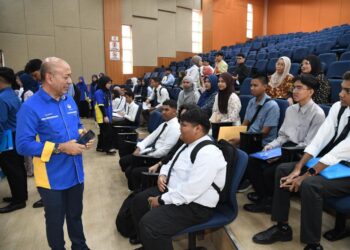 ZALIMAN Sauli beramah mesra bersama pelajar baharu Diploma yang mendaftar masuk ke sesi Sidang Akademik 2026/2027 di kampus Alam Unimap, Pauh Putra, Arau, Perlis. -UTUSAN/IZLIZAN OTHMAN
