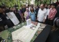 ANWAR Ibrahim melihat pelan pangsapuri pada Majlis Pecah Tanah Perumahan Kekal bagi Penduduk Rumah Panjang di Tapak Rumah Panjang Bukit Kiara, Kuala Lumpur hari ini.-UTUSAN/MUHAMAD IQBAL ROSLI