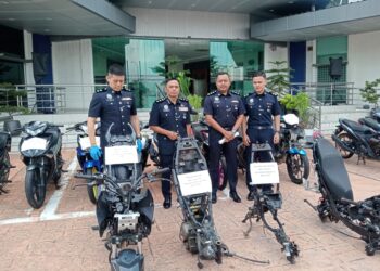RAUB Selamat (dua, dari kiri) menunjukkan motosikal yang dirampas susulan penahanan Geng Danish dan Geng As di IPD Johor Bahru Selatan, Johor Bahru.