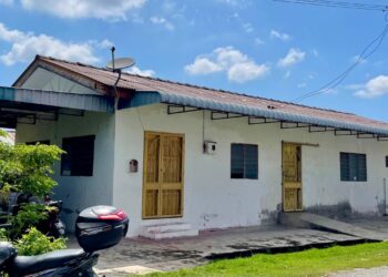 SEKITAR 40 kanak-kanak Rohingya berusia enam hingga 12 tahun menjalani pembelajaran di sebuah rumah yang dijadikan sekolah di Tongkang Yard, Alor Setar, Kedah.