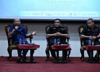 BARISAN panel dari kiri, Ahmad Martadha Mohamed; Syed Aswadi Syed Soffian dan Nazaruddin Ibrahim dalam forum bertajuk ‘UA Lubuk Rasuah?’ di UUM Sintok, Kubang Pasu, Kedah.