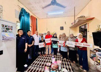 JAILANI Johari pada majlis penyampaian bantuan pendidikan kepada bakal mahasiswa di Johor, baru-baru ini.