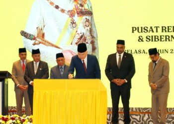 SULTAN Nazrin Muizzuddin Shah  menyempurnakan majlis perasmian Pusat Rehabilitasi Perkeso Sultan Nazrin Shah di Bandar Meru Raya di Ipoh, hari ini.