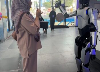 KECERDASAN buatan (AI) perlu dilihat sebagai alat yang memperkukuh keupayaan manusia, bukan menggantikannya.