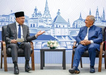 ANwar Ibrahim mengadakan perbincangan dengan Ketua Republik Tatarstan, Rustam Minnikhanov di Lapangan Terbang Antarabangsa Kazan, Russia, semalam. – PEJABAT PERDANA MENTERI