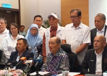 HAJIJI Noor semasa sidang akhbar selepas mempengerusikan Mesyuarat Majlis Tertinggi GRS bertempat di SICC, Kota Kinabalu, Sabah.-UTUSAN/RAEESAH HANAN