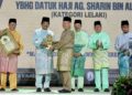 MUSA Aman menyampaikan Anugerah Tokoh Maal Hijrah 1448H/2026 M kepada Datuk Ag Sharin Alimin pada Majlis Sambutan Maal Hijrah Peringkat Negeri Sabah 1448H/2026M di Dewan Saadah Wisma MUIS, Kota Kinabalu, Sabah hari ini.-IHSAN JABATAN KETUA MENTERI SABAH