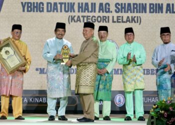 MUSA Aman menyampaikan Anugerah Tokoh Maal Hijrah 1448H/2026 M kepada  Datuk Ag Sharin Alimin pada Majlis Sambutan Maal Hijrah Peringkat Negeri Sabah 1448H/2026M di Dewan Saadah Wisma MUIS, Kota Kinabalu, Sabah hari ini.-IHSAN JABATAN KETUA MENTERI SABAH