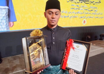 KHAIRRUDDIN Mazli menerima Anugerah Ikon Asnaf dalam majlis sambutan Maal Hijrah 1448H /2026M peringkat negeri Perak yang berkenan disempurnakan oleh Sultan Perak, Sultan Nazrin Muizzuddin Shah, di Ipoh Perak. - UTUSAN/FADZIL ZAINOL