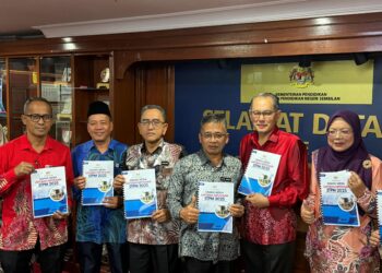 MOHD. Wazir Hamzah (tiga dari kanan) semasa sidang akhbar pengumuman keputusan STPM 2025 Negeri Sembilan di Seremban hari ini.-UTUSAN/NOR SHAFIQAH MOHD. GHAZALI