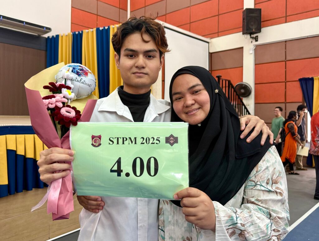 Nasi lemak seller's son excels in STPM exams