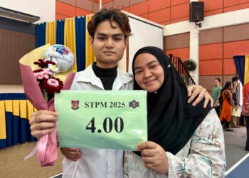 MUHAMMAD Zhariff Farhan dan ibunya, Hamizatul Earini Zolkipli menunjukkan keputusan STPM yang diperolehnya ketika ditemui di Kolej Tingkatan Enam Tuanku Muhriz di Seremban, hari ini.-UTUSAN/NOR SHAFIQAH MOHD. GHAZALI