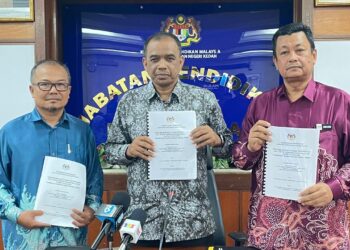 ISHAK Awang (tengah) menunjukkan keputusan STPM 2025 pada majlis pengumuman di Jabatan Pendidikan Negeri (JPN) Kedah di Alor Setar, hari ini.