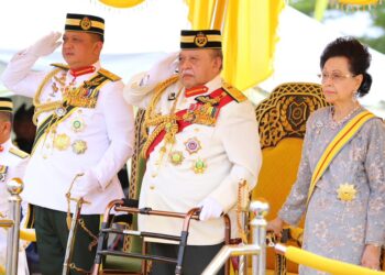 TUANKU Syed Sirajuddin Jamalullail pada 
majlis perasmian penggal persidangan keempat DUN Perlis ke-15 di Kompleks Seri Putra, di Kangar, Perlis hari ini.-UTUSAN/ADIB AKHYAR