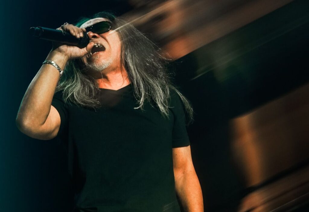 Vocalist performs despite wife's critical condition, learns news post-concert