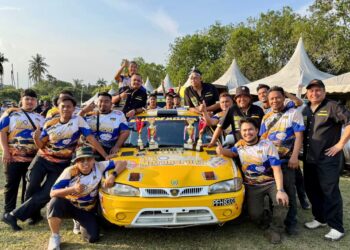 PASUKAN AA Motorsports Darsa Lube Rally Team dari Perlis cemerlang apabila menamatkan perlumbaan di kedudukan kesembilan keseluruhan dalam kejohanan 
Rally of Melaka 2026 yang berlangsung di Felda Tun Ghafar Machap, Alor Gajah, Melaka.-UTUSAN