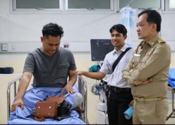 RAKYAT Malaysia yang cedera dalam letupan bom di Daerah Tak Bai dipindahkan dari Hospital Ratchanakarin Narathiwat ke Kota Bharu, Kelantan. - IHSAN ISOC 4