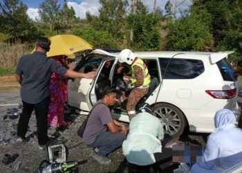 ANGGOTA bomba membantu membawa keluar mangsa yang terbabit nahas melibatkan dua kereta di Kilometer 30, Jalan Kuala Kangsar–Gerik–Pengkalan Hulu, Lenggong hari ini. - GAMBAR IHSAN JBPM