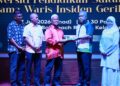AZMAN Mohamad (tiga kiri) menyerahkan al-Quran tulisan tangan Allahyarham Nurly Shahirah kepada Md. Amin Md. Taff semasa Majlis Tautan Kasih dan Ukhwah UPSI Bersama Waris Insiden Gerik 2025 di Tok Bali, Kelantan. - UTUSAN/KAMARUL BISMI KAMARUZAMAN