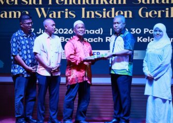 AZMAN Mohamad (tiga kiri) menyerahkan al-Quran tulisan tangan Allahyarham Nurly Shahirah kepada Md. Amin Md. Taff semasa Majlis Tautan Kasih dan Ukhwah UPSI Bersama Waris Insiden Gerik 2025 di Tok Bali, Kelantan. - UTUSAN/KAMARUL BISMI KAMARUZAMAN
