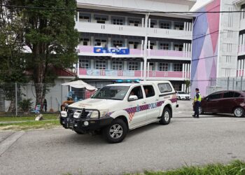 KENDERAAN Unit Forensik Polis Diraja Malaysia (PDRM) meninggalkan kawasan sebuah sekolah menengah di Sendayan, Seremban selepas menjalankan siasatan berhubung insiden seorang pelajar perempuan yang dilaporkan maut dipercayai terjatuh dari tingkat tiga bangunan sekolah itu hari ini.