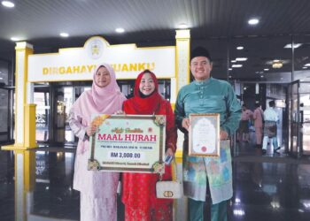 SUAIBAH Harun (tengah) dari Bayu Restaurant, Primula Beach Resort Kuala Terengganu menerima Anugerah Premis Makanan Halal Terbaik sempena Sambutan Maal Hijrah 1448H/2026 Peringkat Negeri Terengganu, semalam.