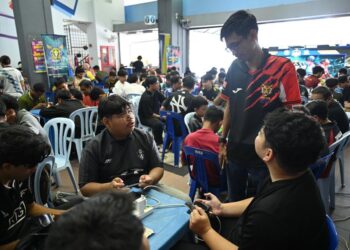 MUHAMMAD Issya Md Salleh (berdiri) meninjau peserta menyertai Program Perlis E-Sport Master 2026 di Arked Mara Kayangan Square, Kangar, Perlis, hari ini. -UTUSAN/IZLIZAN OTHMAN