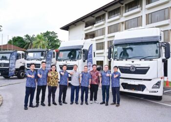 QUEK Wang (tengah) pada majlis pelancaran Dongfeng Heavy Industries sebagai pengedar rasmi trak Dongfeng di Malaysia baru-baru.