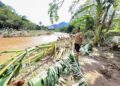 PENDUDUK menunjukkan kesan air yang melimpahi Sungai Raia yang menyebabkan banjir di Simpang Pulai, Ipoh, kelmarin. – UTUSAN/AIN SAFRE BIDIN