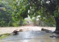 KEADAAN jambatan yang runtuh akibat kejadian kepala air di Kampung Ulu Geruntum di Gopeng ketika tinjauan semalam. – UTUSAN/AIN SAFRE BIDIN