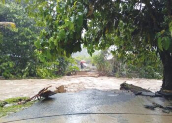 KEADAAN jambatan yang runtuh akibat kejadian kepala air di Kampung Ulu Geruntum di Gopeng ketika tinjauan semalam. – UTUSAN/AIN SAFRE BIDIN