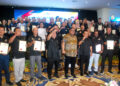 Ab. Rauf Yusoh bersama kakitangan awam pada Majlis Perhimpunan Bulanan Pentadbiran Kerajaan Negeri Melaka bagi Jun 2026 di MITC, Ayer Keroh, hari ini. - UTUSAN/AMRAN MULUP