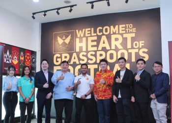 DANIEL Choong dan Setiausaha Agung FAS, Mohamad Izrin (tengah) bergambar selepas majlis menandatangani perjanjian pelaksanaan projek `New Wave Selangor.’