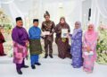 SABARIAH Saidan (dua, kanan) menyampaikan sumbangan kepada pasangan pengantin baharu peringkat Parlimen Kuala Krau di Balora Mastika Jengka di Maran, Pahang.