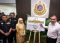 ANTHONY Loke Siew Fook merasmikan pejabat baharu JPJ Cawangan Bandar Tasik Selatan di Terminal Bersepadu Selatan, Kuala Lumpur hari ini.