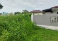KEADAAN ‘hutan mini’ di lot tidak berpenghuni yang membimbangkan penduduk Desa Perwira, Ipoh, Perak. – IHSAN PENDUDUK DESA PERWIRA