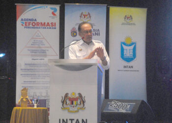 ANWAR Ibrahim ketika berucap semasaSesi Santai Mesra Perdana Menteri dan Ketua Setiausaha Negara bersama Warga Perkhidmatan Awam Zon Selatan di Dewan Pusat Kecemerlangan Kejuruteraan dan Teknologi JKR (CREaTE) Alor Gajah, Melaka hari ini. UTUSAN/AMRAN MULUP
