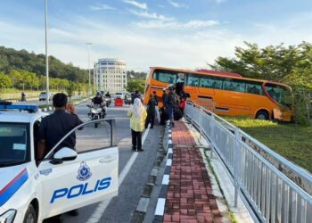 KEADAAN bas yang membawa pelajar sebuah kolej yang terbabas dalam kemalangan di Jalan Lebuh KTC, KHTP, Kulim, Kedah pagi tadi.