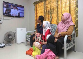 BAGI kelompok warga emas dan B40, siaran televisyen bukan teknologi lapuk, ia masih keperluan asas maklumat dan hiburan.