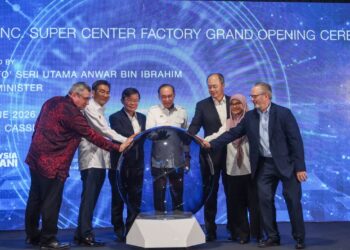 ANWAR Ibrahim (tengah) melakukan gimik pada majlis perasmian kilang MKS Inc. Super Center di Taman Teknologi Bandar Cassia, Batu Kawan, Pulau Pinang. -UTUSAN/DANIAL