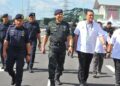 Ab. Rahaman Arsad meninjau proses penamaan calon di SMK Bandar Dato Onn, Johor Bahru disini. UTUSAN/RAJA JAAFAR ALI
