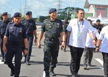 Ab. Rahaman Arsad meninjau proses penamaan calon di SMK Bandar Dato Onn, Johor Bahru disini. UTUSAN/RAJA JAAFAR ALI