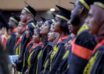 RAMAI graduan cemerlang masih berdepan kesukaran mendapatkan pekerjaan kerana kurang pendedahan kepada dunia industri.