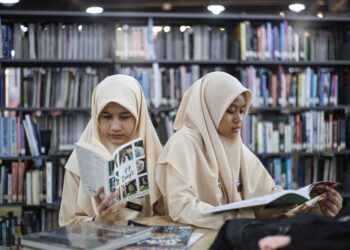 PERPUSTAKAAN memberikan perkhidmatan dan ruang yang selesa dalam membentuk komuniti berdaya ilmu yang tinggi.