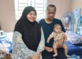 NURUL Husna Abd Hamid bersama Mohamad Basri Ibrahim dan anak sulung lelaki berusia empat bulan di Kampung Bukit Dinding, Jerantut, Pahang. – UTUSAN/HARIS FADILAH AHMAD