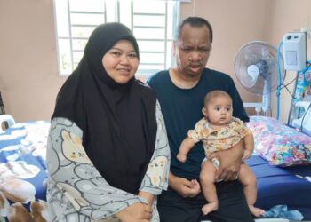 NURUL Husna Abd Hamid bersama Mohamad Basri Ibrahim dan anak sulung lelaki berusia empat bulan di Kampung Bukit Dinding, Jerantut, Pahang. – UTUSAN/HARIS FADILAH AHMAD